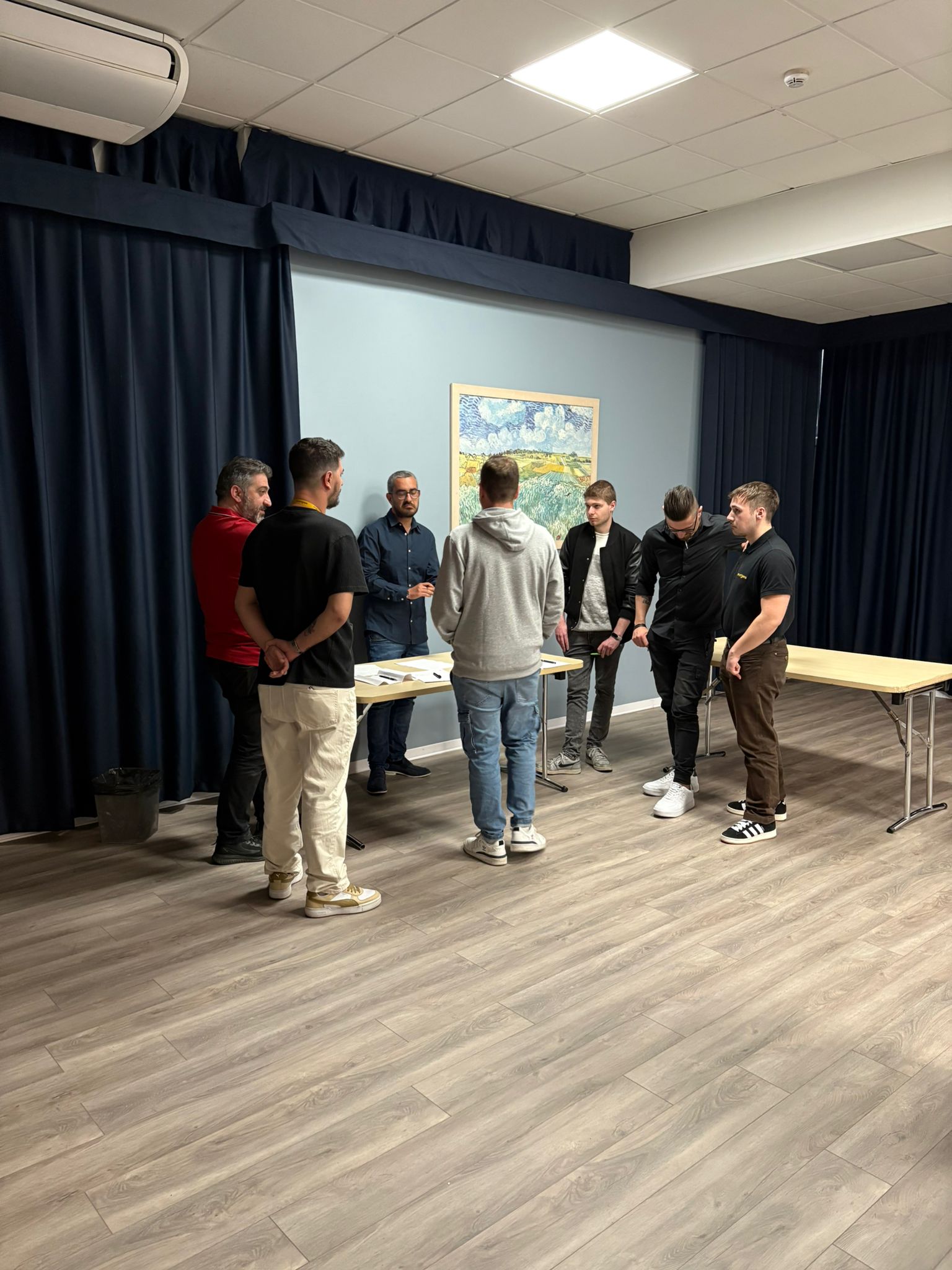 Formazione Sales Academy — aula con team e lavagna